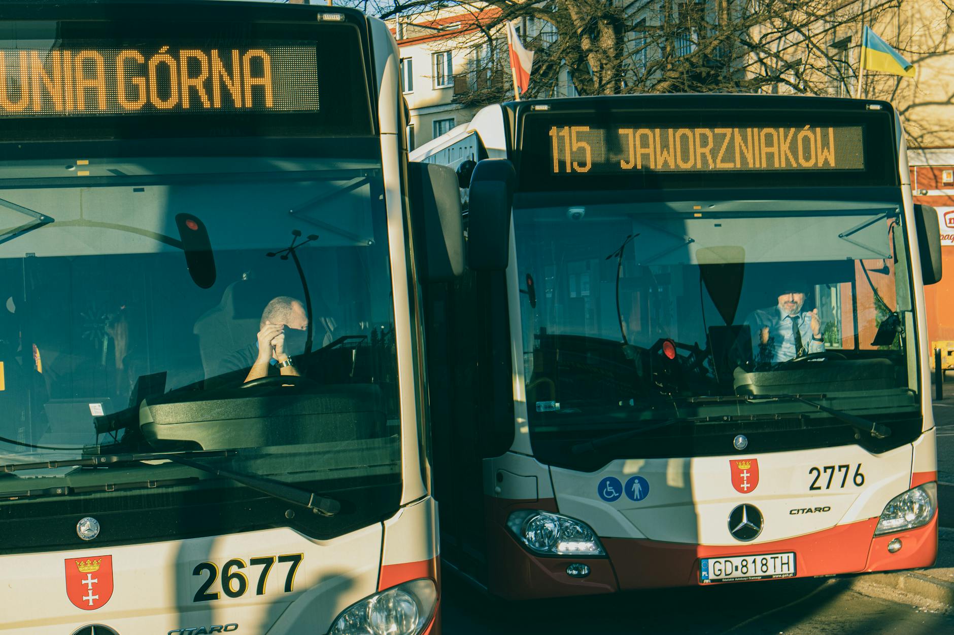 Ilustracja przedstawiająca nowoczesny, elektryczny autobus miejski na tle Złotoryi, symbolizujący nowe oferty pracy.