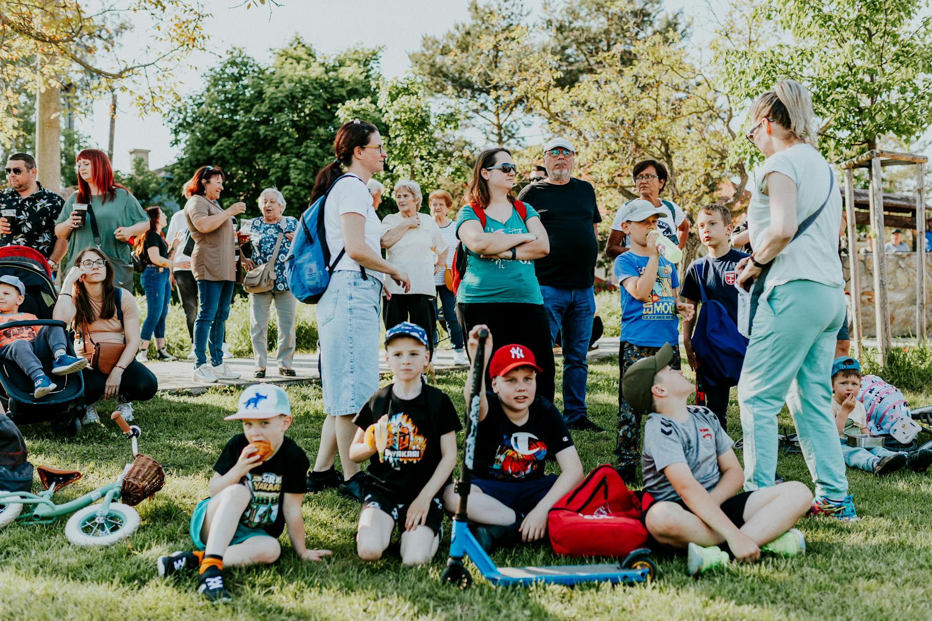Symboliczna grafika przedstawiająca Ziemię otoczoną zielonymi liśćmi, z subtelnymi elementami nawiązującymi do Złotoryi.