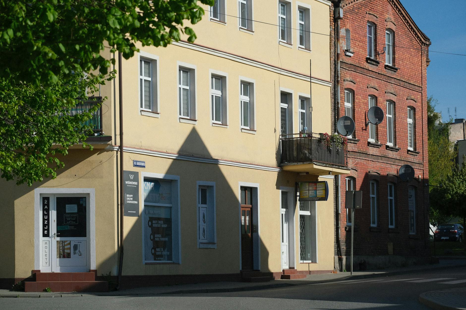 Grupa przedsiębiorców podczas spotkania w Złotoryi dyskutująca o rozwoju lokalnego biznesu.