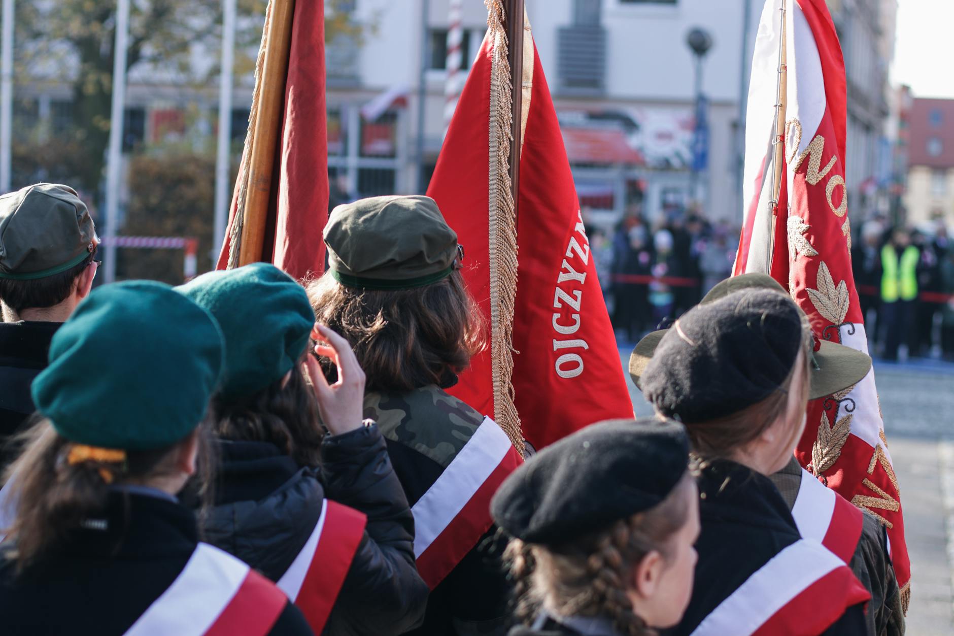 Flagi biało-czerwone powiewające na wietrze przed ratuszem w Złotoryi podczas Święta 3 Maja.